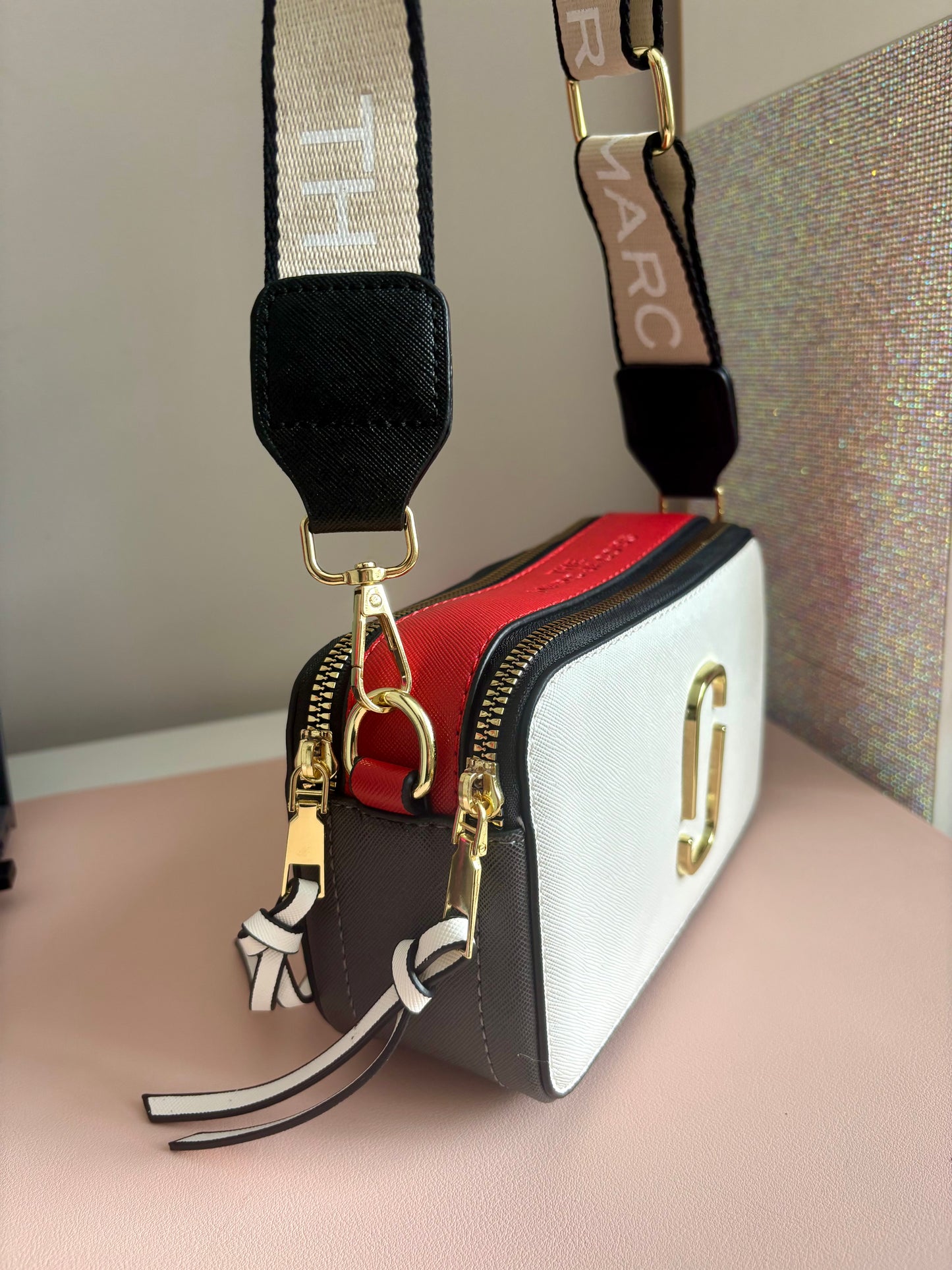 Bandolera MJ color blanco con gris