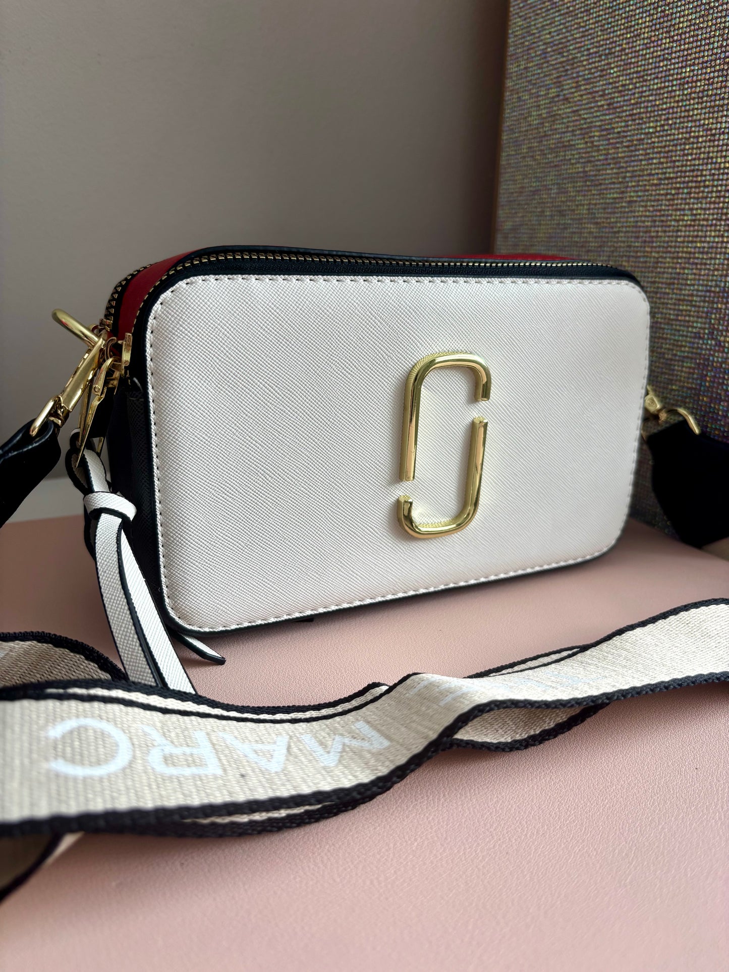 Bandolera MJ color blanco con gris