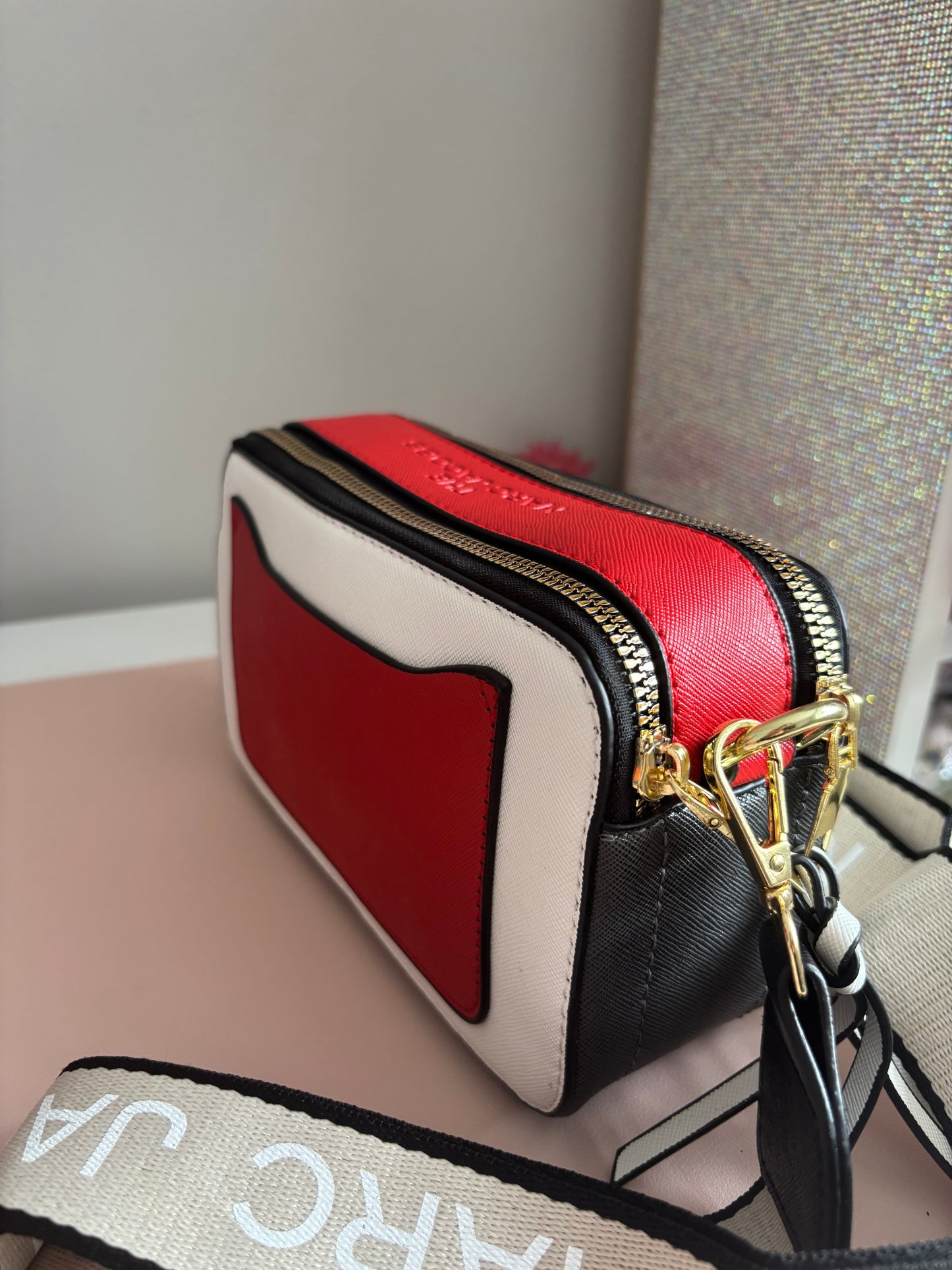 Bandolera MJ color blanco con gris
